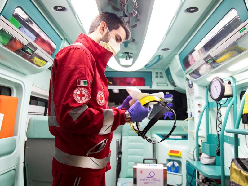 Volontario della Croce Rossa all'interno di un'ambulanza