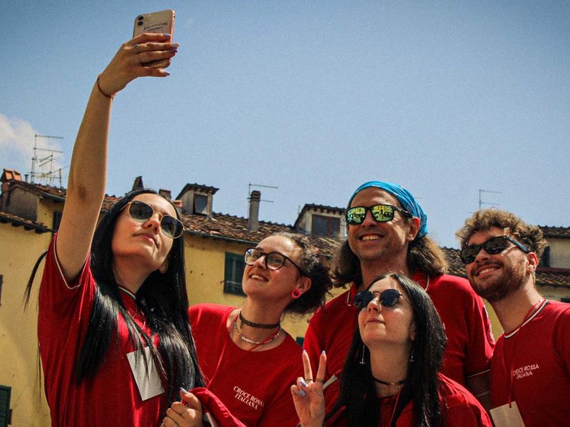Gruppo di giovani volontari della Croce Rossa Italiana del comitato di Lucca