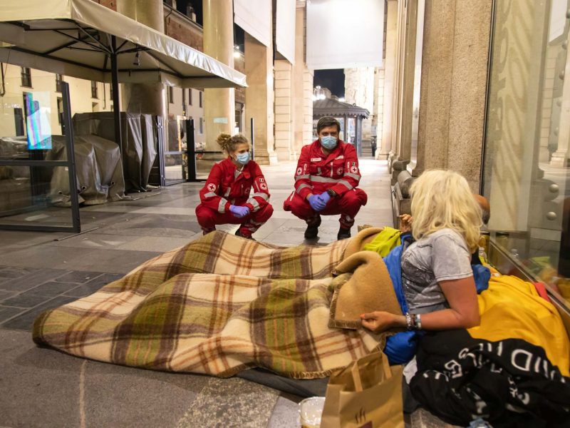 Volontari della Croce Rossa durante un intervento di assistenza ai senzatetto