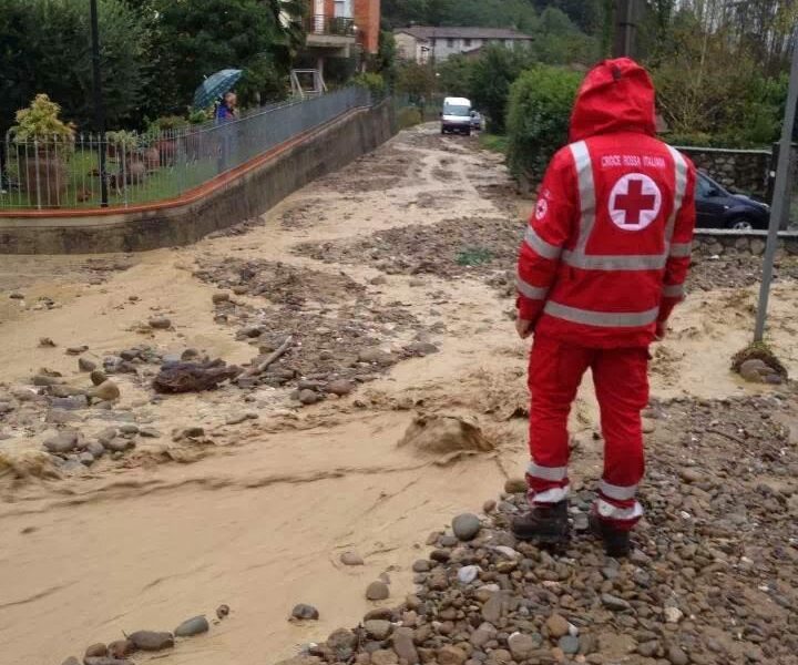 Volontari alle prese con un disastro naturale